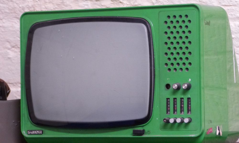 W aktualnych czasach niezwykle sporo osób poświęca swój wolny czas przed telewizorem